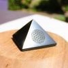 PYRAMIDE DE GEOBIOLOGIE EN SHUNGITE avec fleur de vie