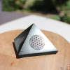 PYRAMIDE DE GEOBIOLOGIE EN SHUNGITE avec fleur de vie – Image 3