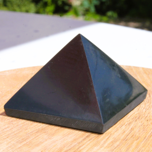 Petite PYRAMIDE DE GEOBIOLOGIE EN SHUNGITE