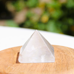 PYRAMIDE DE GEOBIOLOGIE EN CRISTAL DE ROCHE