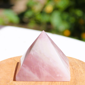 PYRAMIDE DE GEOBIOLOGIE EN QUARTZ ROSE