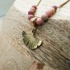 Collier FEUILLE DE GINGKO - perles roses (rhodonite) – Image 3