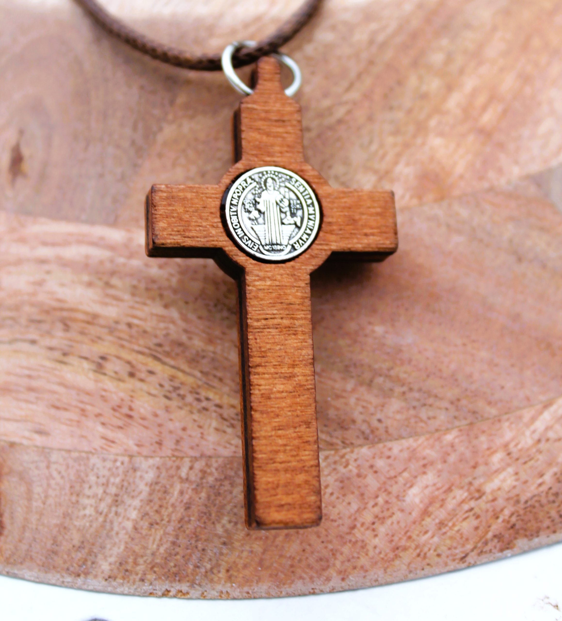 Médaille-Crucifix de Saint Benoît en buis (bois) – Image 3