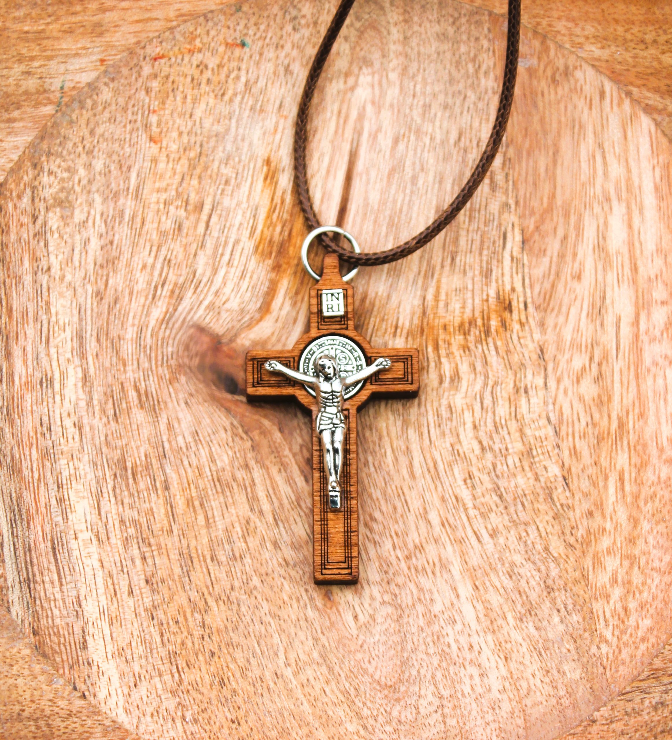 Médaille-Crucifix de Saint Benoît en buis (bois) – Image 4