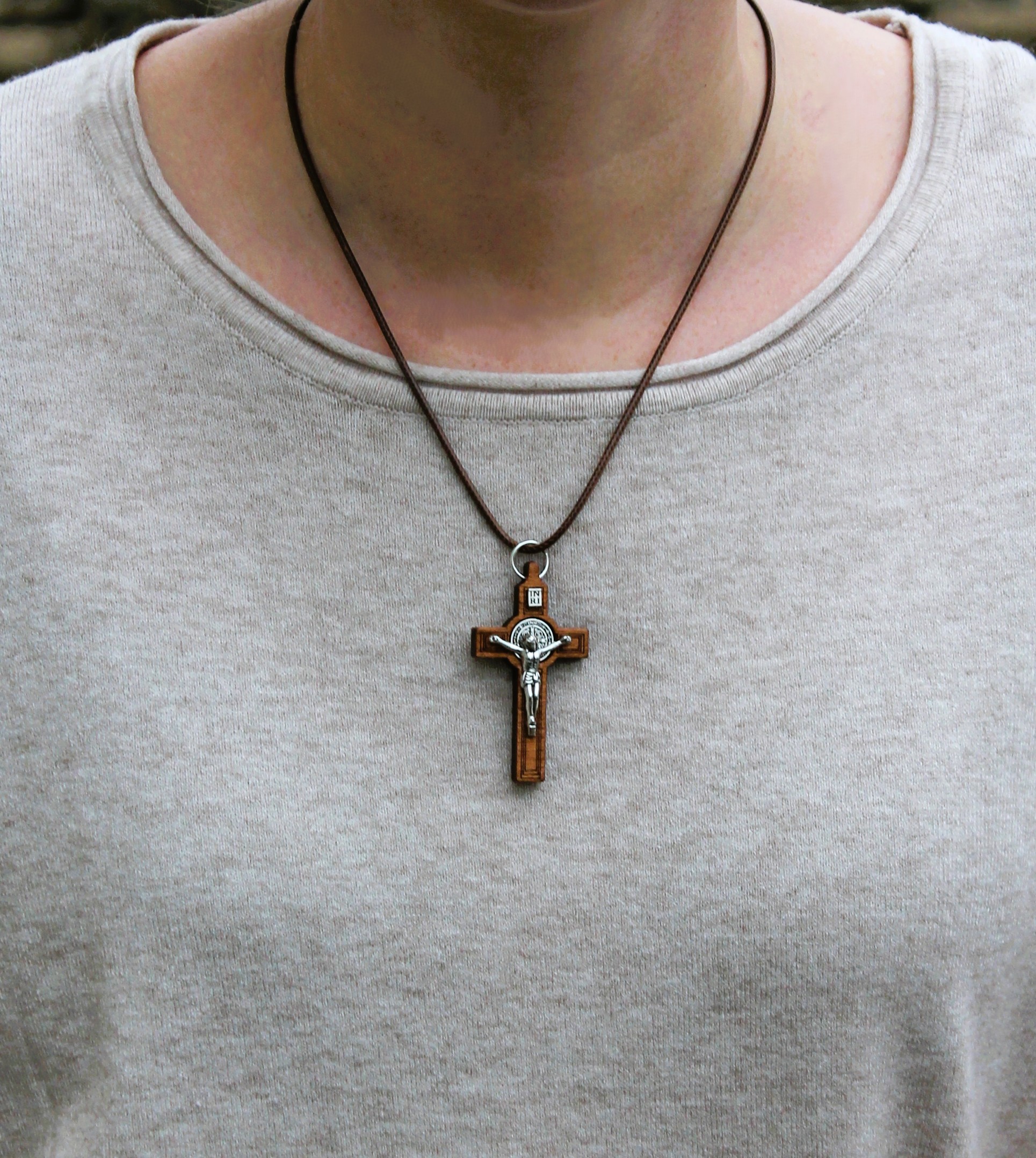 Médaille-Crucifix de Saint Benoît en buis (bois)