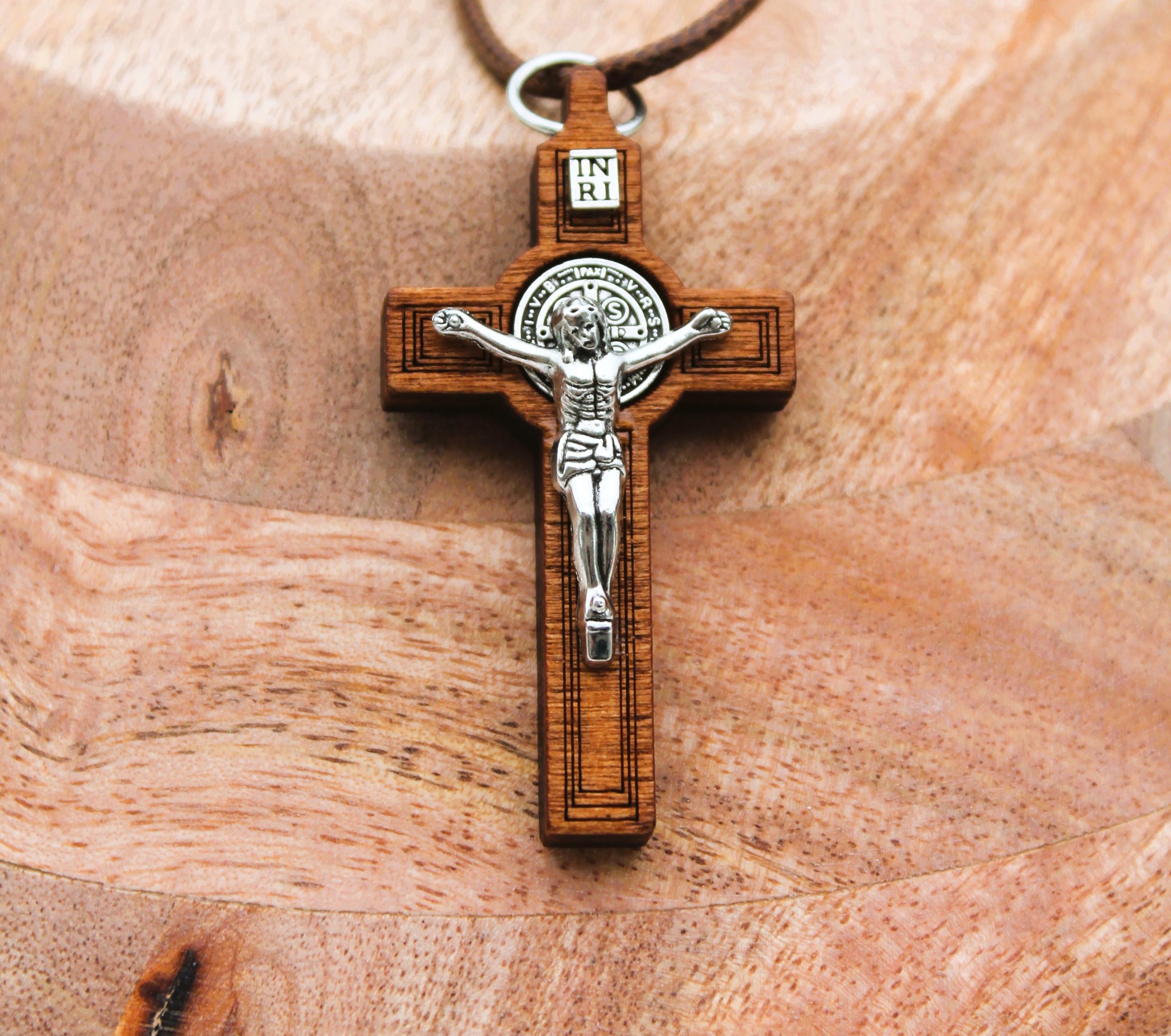 Médaille-Crucifix de Saint Benoît en buis (bois) – Image 2