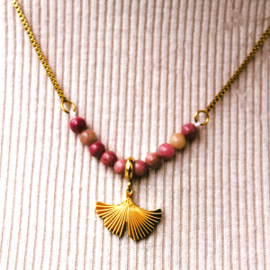 Collier FEUILLE DE GINGKO - perles roses (rhodonite)