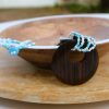 COLLIER ETHNIQUE - bois, perles blanches et bleues – Image 3