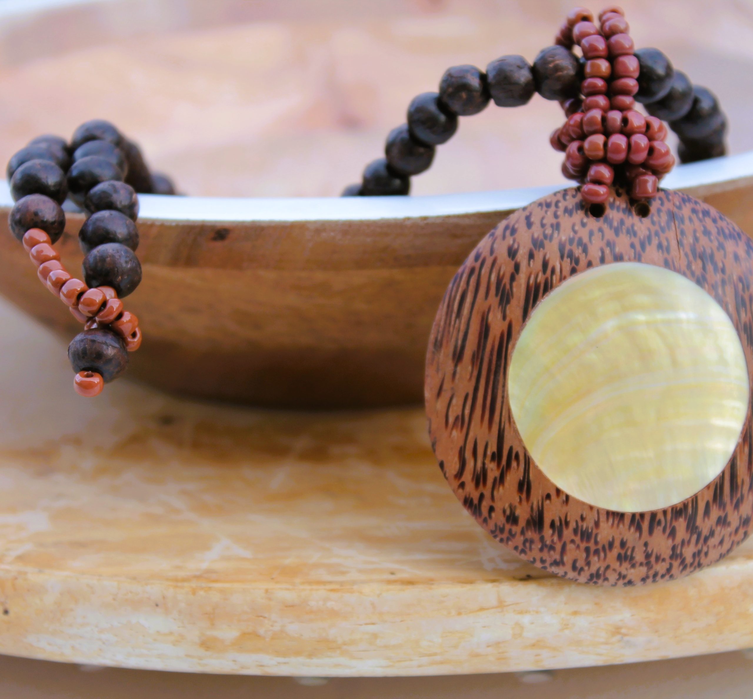 COLLIER ETHNIQUE - nacre, perles de bois – Image 2