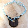 COLLIER ETHNIQUE - bois, perles blanches et bleues – Image 4