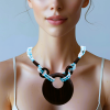 COLLIER ETHNIQUE - bois, perles blanches et bleues – Image 2