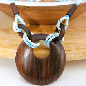 COLLIER ETHNIQUE - bois, perles blanches et bleues