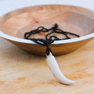 COLLIER Pirate chic - pierre de lune marron et dent de requin en nacre