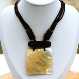 COLLIER ETHNIQUE - nacre, bois, lacet de soie