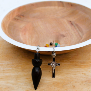 PENDULE en bois & CROIX DE SAINT BENOIT