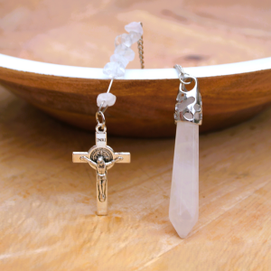 PENDULE EN SELENITE ET CROIX DE SAINT BENOIT
