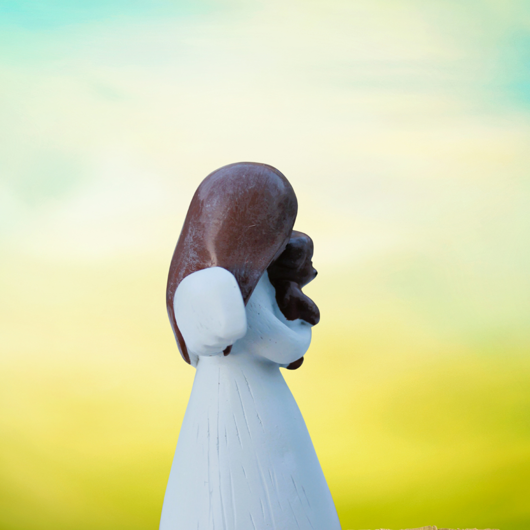 ANGE portant un PETIT CHIEN – Image 3