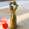 STATUETTE maman portant son fils dans les bras