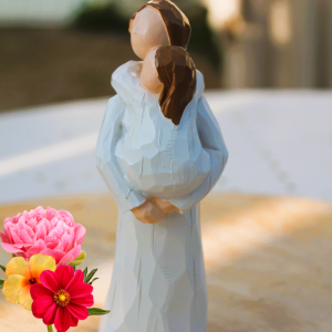 STATUETTE maman portant sa fille dans les bras